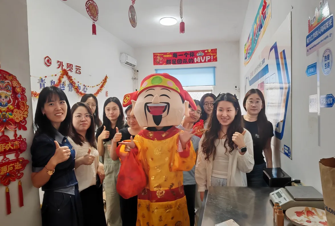 Zemeiji جشنواره God of Wealth را مجذوب خود می کند