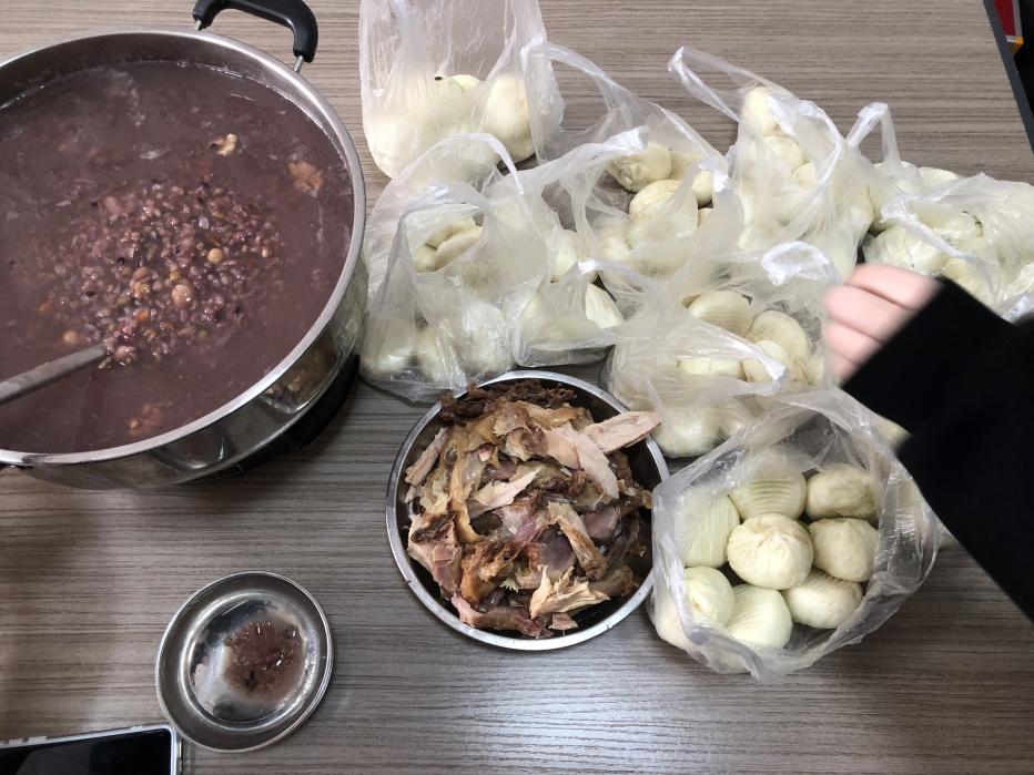 کارکنان Zemeijia جشنواره Laba را جشن می گیرند